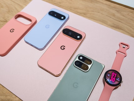 Die drei neuen Pixel-Modelle von links nach rechts: Pixel 11, 11 Pro und 11 Pro Fold.