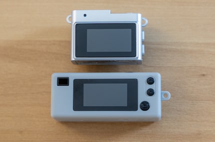 Die Kodak Charmera ist grösser als andere Mini-Kameras, wie hier die von Easypix. Der Bildschirm scheint immer der gleiche zu sein.