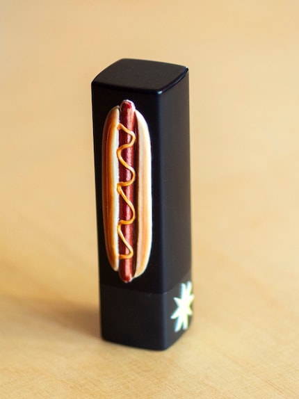 Der Stern seitlich vom Case hat beim Testversuch gezeigt, dass sich das Material für UV-Druck eignet. Der Hotdog sieht realistisch aus und hält darauf, als wäre er Teil des Cases.