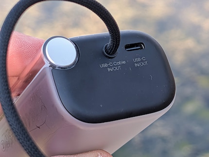 Der USB-C-Anschluss, daneben das integrierte Kabel.