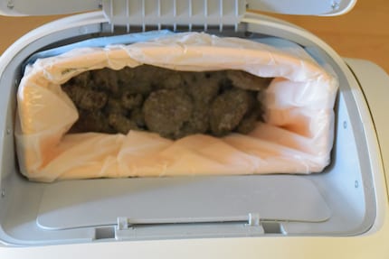 Dementsprechend schnell ist der Müllbehälter voll – und dringen Gerüche durch die Klappe (unten im Bild).