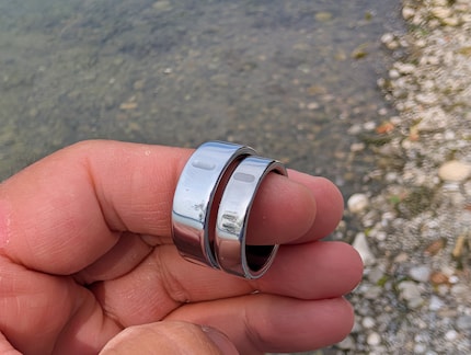 De lompere Ring 4 (links) in vergelijking met de nieuwe Ring 5 – beide maat 11.