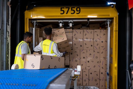 Il camion è carico e i pacchi sono pronti per proseguire il viaggio.