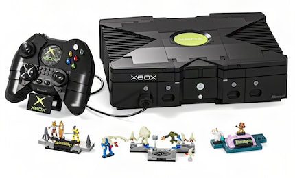 As a gimmick, the model contains three scenes from well-known Xbox games