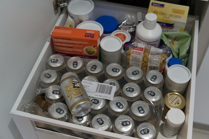 Das 24er-Pack Mate füllt etwa die Hälfte meines Ablagefachs. Da ich nur noch selten Mate trinke, wird es mich in der nächsten Zeit noch eine Weile begleiten.