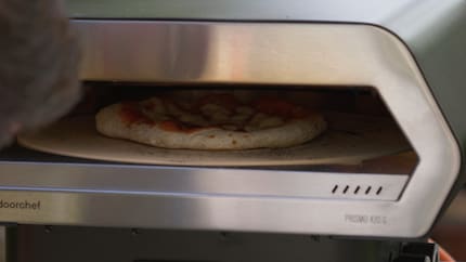Hier dreht eine Pizza im Ofen. Willst du Resultate sehen, musst du das Video oben schauen.