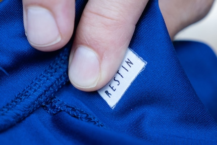 Nach einem Jahr und etlichen Wäschen sieht das Label noch gut aus.