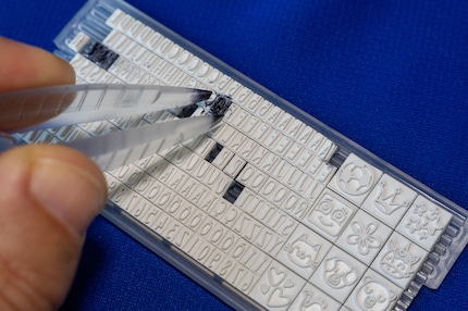 Mit der Pinzette und den verdammt kleinen Buchstaben ist Fingerspitzengefühl gefragt.