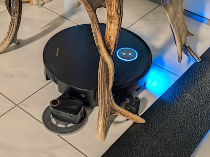 Der X60 schlängelt sich förmlich rund um Möbel herum.