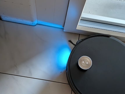 Das blaue Licht ist auffällig, es soll Flecken aufleuchten lassen.