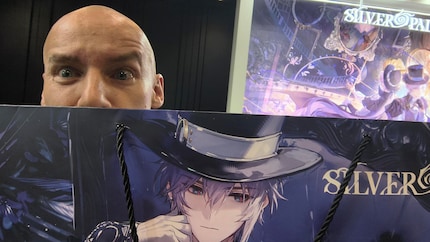 Kevin versteckt sich hinter «Silver Palace»-Merch. Was es mit dem Game auf sich hat, verrät der JRPG-Experte in einem separaten Beitrag.
