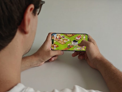 HayDay ist eine meiner Lieblingsablenkungen während der Vorlesungen. In dem Spiel baue ich mir meine eigene Farm auf und muss regelmässig mein Getreide ernten, Hühnereier sammeln und auf dem Markt die Produkte verkaufen.