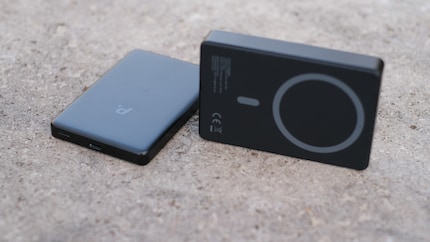 Der Ring in der Digitec-Powerbank zeigt an, wo das Smartphone andocken kann.