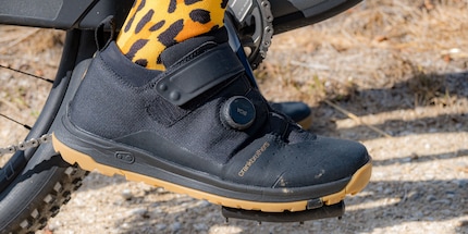 Boa- und Klettverschluss sorgen für einen guten Halt im Schuh, während TPU-Zehenbox und Knöchelkragen den Fuss schützen.