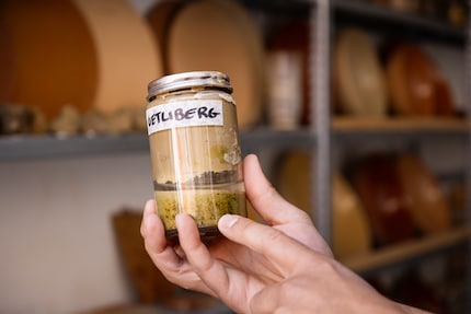 Vochtige leem van de Uetliberg, in een pot gedaan en gelabeld: het uitgangspunt van elk stuk.