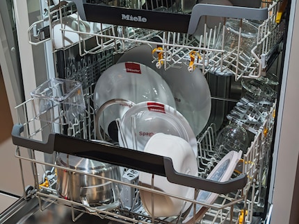 The camera analyzes the dishes and adjusts the program.