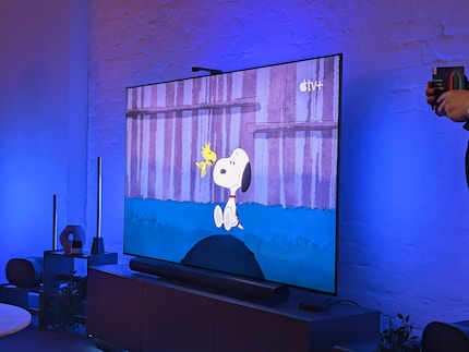 Die Kamera über dem TV filmt, was auf dem Bildschirm zu sehen ist.