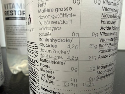 Es steht auf dem Etikett, was drin ist – in diesem Fall 21 Gramm Zucker pro Halbliterflasche. Zur Einordnung: Die WHO empfiehlt für einen Erwachsenen 25 Gramm pro Tag insgesamt.