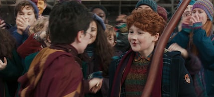 Kleines Buchdetail: Rons blutige Lippe dürfte von seiner Prügelei mit Draco Malfoy während Harrys erstem Quidditch-Spiel stammen.