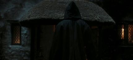 Voldemort vor dem Haus der Potters in Godric’s Hollow – wenige Augenblicke vor jener Nacht, mit der Harrys Geschichte beginnt.