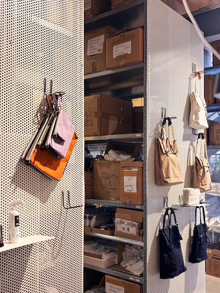 Van hieruit gaan alle bestellingen de deur uit.