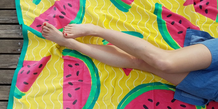 Ananas e meloni ora adornano anche gli asciugamani di spugna, altrimenti dal design classico. Modello "Anguria" di KAS. Ananas e meloni ora adornano anche gli asciugamani di spugna, altrimenti dal design classico. Modello "Anguria" di KAS.