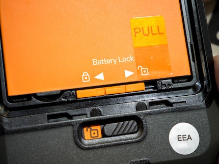 La face arrière et la batterie sont sécurisées par des verrous.