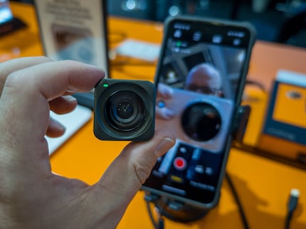 Le smartphone devient l'écran de la caméra d'action.
