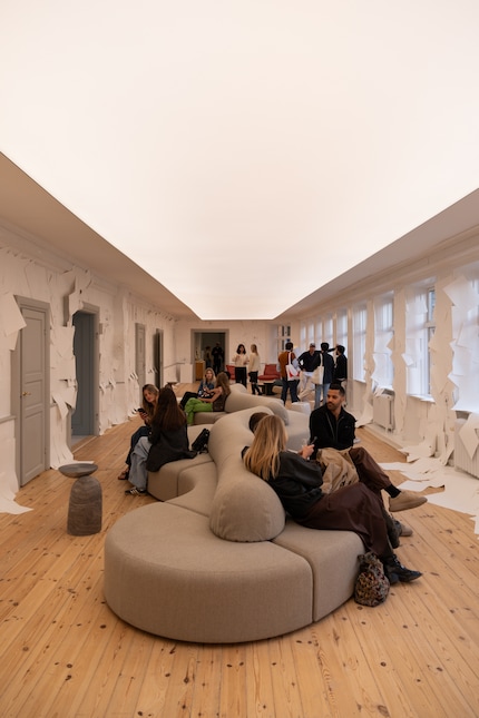 The backrests of the Trace Modular can be moved – so you decide for yourself who looks where.