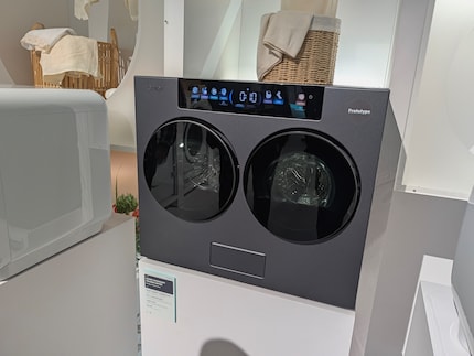 Die Combi Wash&Dry in schickem Grau fasst zwei Mal zwei Kilogramm.