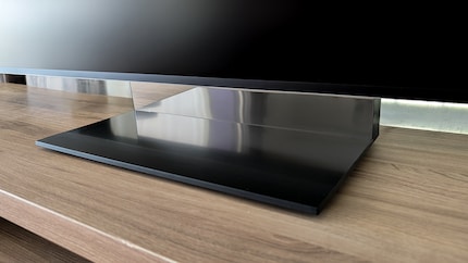 Der breite Standfuss hält den R95H sicher auf dem TV-Möbel.