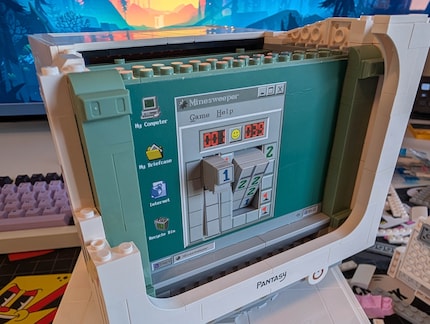 Der Bildschirm besitzt ein interaktives «Minesweeper»-Spiel.