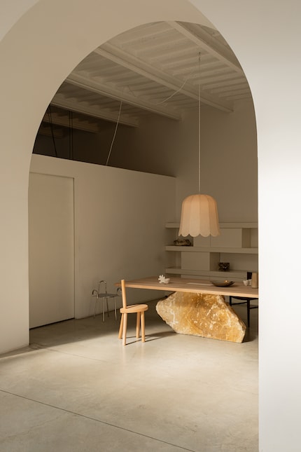 Ein Steinblock als Tischbein, dazu Keramik und ein zartes Deckenlicht: Die Ausstellung nahm es genau.