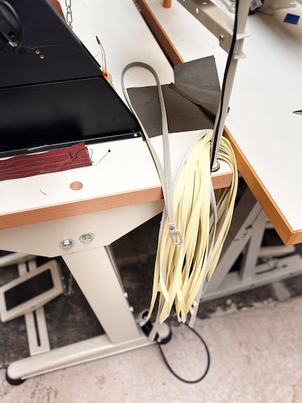 Van het snijafval worden sleutelhangers gemaakt.