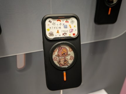 The circle of the MagSafe connection is filled with an E-Ink display.