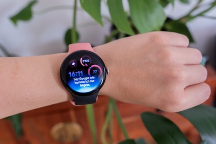 Handgelenk anheben und direkt Gemini aktivieren: eeeasy.