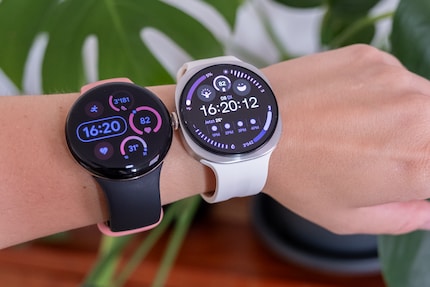 Samsung (rechts) wirkt trotz gleichem Gewicht und gleicher Displaygrösse zu klobig an meinem Handgelenk.