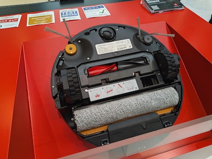 The roller of the Roborock Saros 20 Flow Complete is wider and extends further to the side.