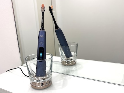 Du kannst die Schallzahnbürste im Reiseetui oder im Glas laden.
