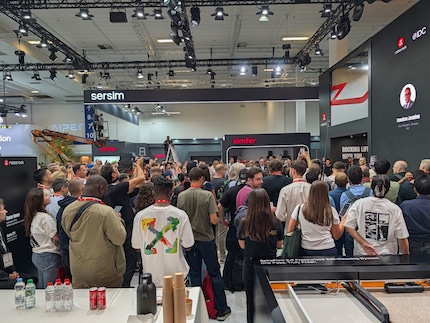 Vorne die Pressekonferenz von Roborock, hinten fährt laut piepsend die Hebebühne hoch.