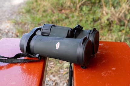 Schutzkappen und speziell beschichtete Linsenflächen sollen das Fernglas pflegeleicht machen.