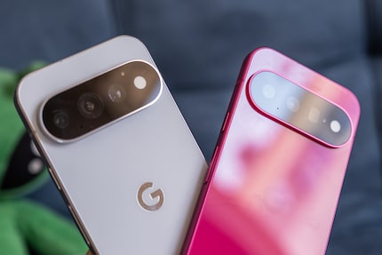 Beim Pixel 11 Pro links ist der weisse Kreis ein (unnützes) LED-Licht, beim Pixel 11 nur der Blitz.