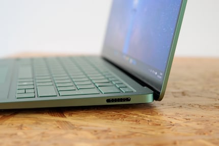 Der Surface-Connect-Anschluss auf der rechten Seite.