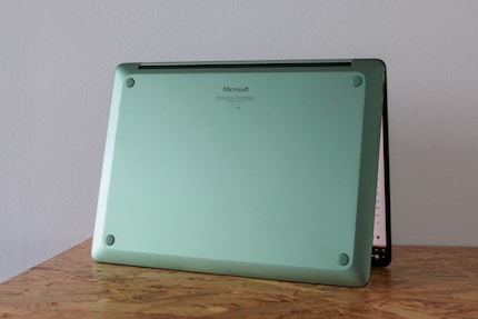 Auf den ersten Blick sehe ich keine Möglichkeit, die SSD auszutauschen.