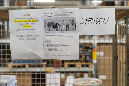 In Dintikon prüft Galaxus die retournierten Textilien, ein Teil der noch brauchbaren Kleider wird gespendet.