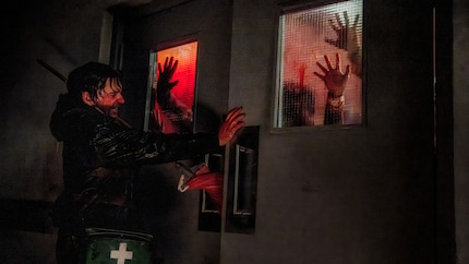 Eine Glasscheibe ist in Raccoon City ungefähr so hilfreich wie ein Regenschirm bei einem Orkan.
