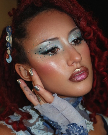Sophia Sinots Make-up an der britischen Sängerin und Songwriterin Absolutely.