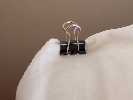 Ich liebe Foldback-Klammern. Sie markieren die Stellen, an denen ich das Stoffband annähe.