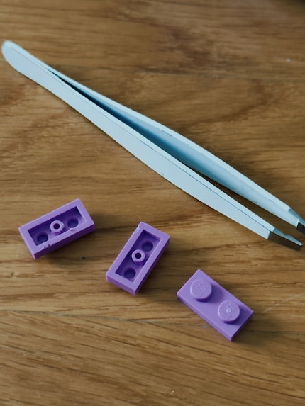 Not macht erfinderisch. Die kleinen Teilchen mussten mit der Pinzette auseinander gedrückt werden.