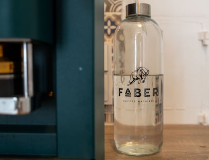 Eine Glasflasche dient als Wassertank. Genial!